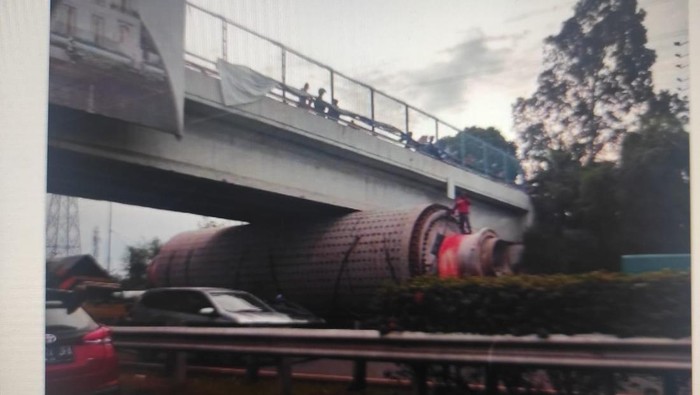 Truk trailer tersangkut jembatan di Tol Tangerang