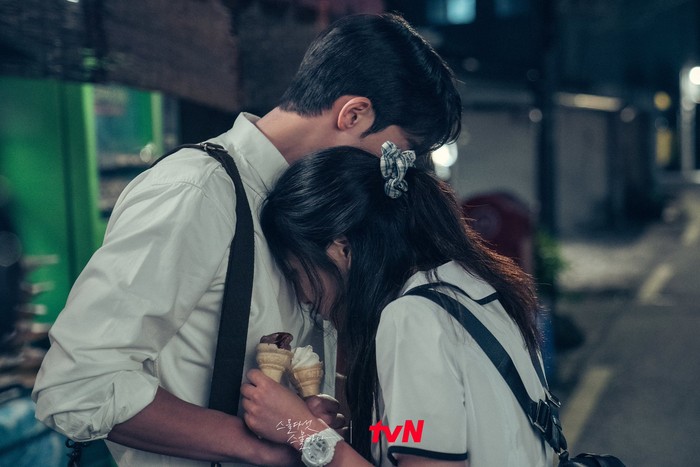 Twenty Five Twenty One Adegan Kim Tae Ri dan Nam Joo Hyuk di Twenty Five Twenty One.