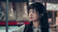 Kalau di episode terdahulu mereka minum minuman ringan di depan toko kelontong, kali ini Hee Do dan Yi Jin terlihat makan es krim berdua. (Foto: dok. tvN)