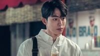 Back Yi Jin tampak memberikan perhatian lebih pada Na Hee Do. (Foto: dok. tvN)