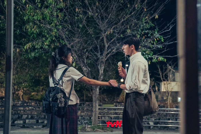 Twenty Five Twenty One Adegan Kim Tae Ri dan Nam Joo Hyuk di Twenty Five Twenty One.