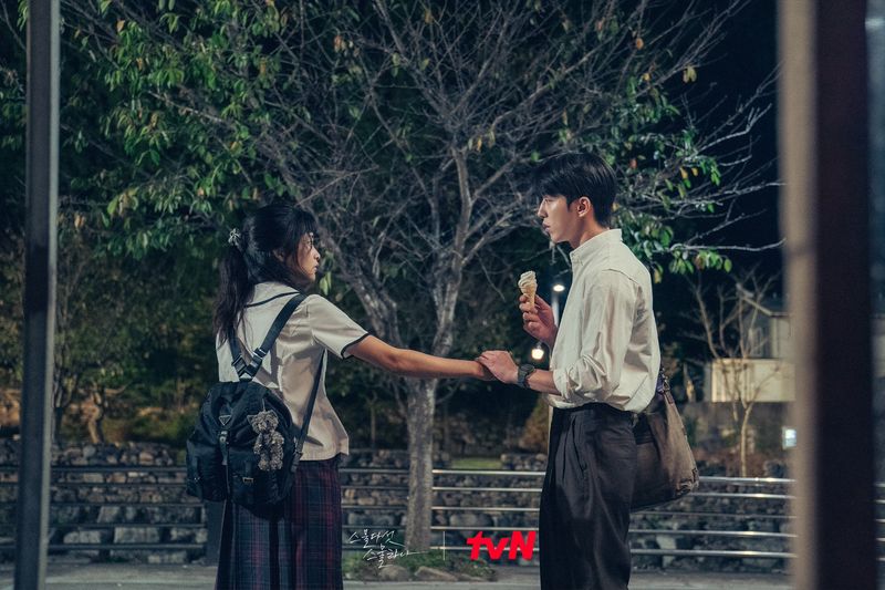 Twenty Five Twenty One Adegan Kim Tae Ri dan Nam Joo Hyuk di Twenty Five Twenty One.