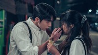 Laki-laki yang kini tengah jadi reporter magang di TV itu terlihat mengusap wajah Na Hee Do dengan sapu tangan. Cemong gegara es krim, ya? (Foto: dok. tvN)