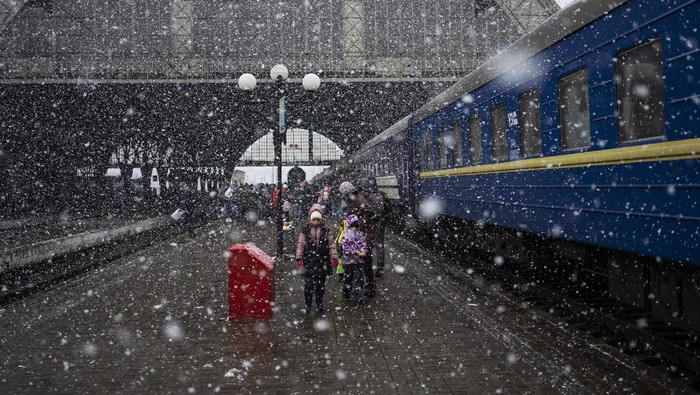 Ukraine Invasion Escape Photo Gallery A Ukrainian family take the Dnipro-Truskavets at the Lviv railway station, Sunday, Feb. 27, 2022, in Lviv, west Ukraine. (AP Photo/Bernat Armangue)