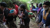 Hajad Dalem Labuhan Patuh diselenggarakan di tiga tempat berbeda yaitu, Pantai Parangkusumo Bantul, Gunung Merapi Sleman, dan Gunung Lawu Jawa Tengah. 