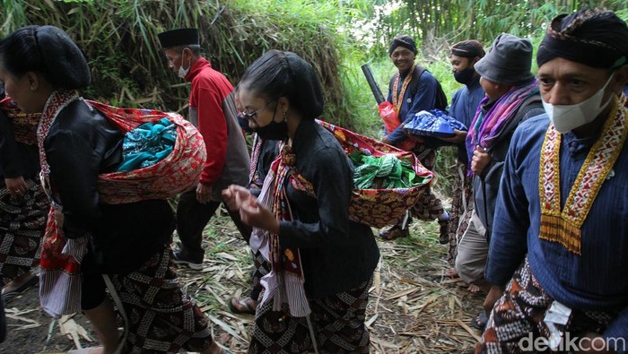 Prosesi Labuhan Merapi kembali digelar abdi dalem Kraton Yogyakarta. Upacara tersebut merupakan rangkaian kegiatan Tinggalan Dalem Jumenengan.