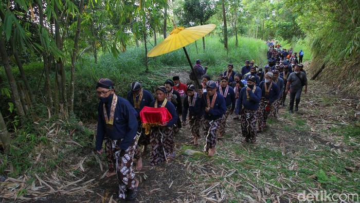 Upacara Hajad Dalem Labuhan Patuh Gunung Merapi Prosesi Labuhan Merapi kembali digelar abdi dalem Kraton Yogyakarta. Upacara tersebut merupakan rangkaian kegiatan Tinggalan Dalem Jumenengan.