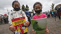 Aksi tersebut untuk meningkatkan literasi minat baca bagi anak-anak dan kaum dewasa.