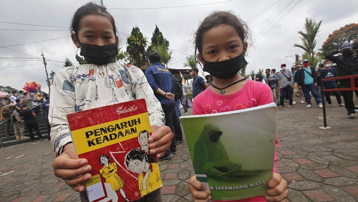 Upaya Meningkatkan Literasi Baca Masyarakat Indeks Aktivitas Literasi Membaca (Albaca) menurut Kemendikbud kini masih rendah. Berbagai upaya dilakukan, salah satunya membagikan buku secara gratis.