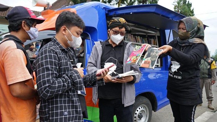 Indeks Aktivitas Literasi Membaca (Albaca) menurut Kemendikbud kini masih rendah. Berbagai upaya dilakukan, salah satunya membagikan buku secara gratis.