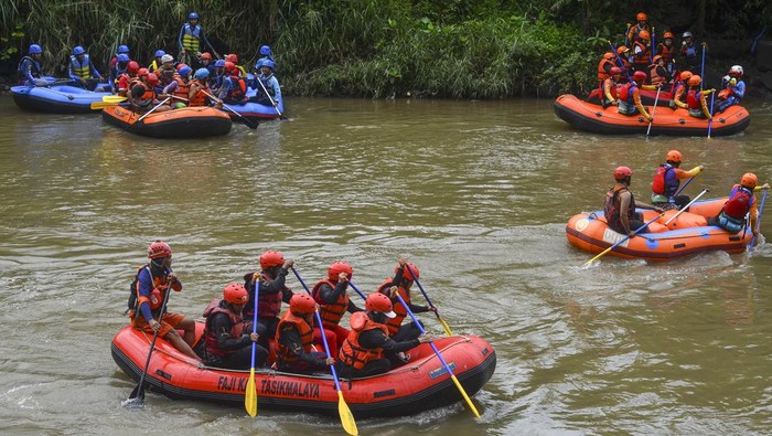 Sejumlah wisatawan menggunakan perahu karet bermain arung jeram di Sungai Citanduy, Desa Ciharalang, Kabupaten Ciamis, Jawa Barat, Sabtu (5/3/2022). Wisata petualangan andernalin arung jeram di Sungai Citanduy tersebut merupakan salah satu alternatif tujuan wisata di kabupaten setempat dengan menyuguhkan pemandangan alam yang asri. ANTARA FOTO/Adeng Bustomi/YU