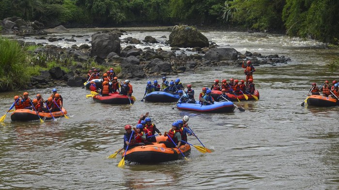 Sejumlah wisatawan menggunakan perahu karet bermain arung jeram di Sungai Citanduy, Desa Ciharalang, Kabupaten Ciamis, Jawa Barat, Sabtu (5/3/2022). Wisata petualangan andernalin arung jeram di Sungai Citanduy tersebut merupakan salah satu alternatif tujuan wisata di kabupaten setempat dengan menyuguhkan pemandangan alam yang asri. ANTARA FOTO/Adeng Bustomi/YU