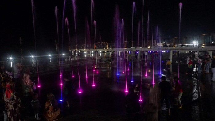 wisata air di Taman Wisata Pasir Kencana, Pekalongan, Jawa Tengah, resmi dibuka. Taman ini dibangun oleh Kementerian PUPR dengan anggaran Rp 30 miliar.