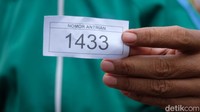 Pada operasi pasar ini, minyak goreng 2 liter dijual seharga Rp28.000, sementara minyak goreng 4 liter seharga Rp55.000. Pembelian dibatasi sebanyak 4 liter.