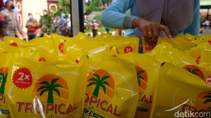 Polisi menggelar operasi pasar minyak goreng murah meski di akhir pekan. Minyak goreng dijual seharga Rp14.000 per liter.