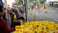 Sempat terjadi antrean panjang, tetapi Kapolsek Pesanggrahan Kompol Nazirwan mengatakan antrean terjadi sesaat sejak subuh terkait pengambilan nomor antrean.