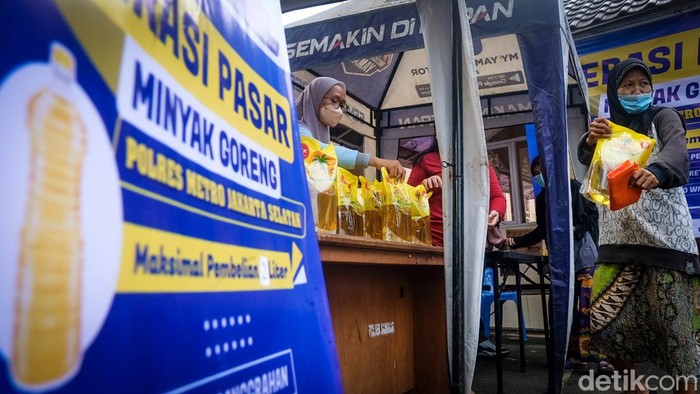 Akhir Pekan, Warga Jakarta Serbu Operasi Pasar Minyak Goreng Murah Polisi menggelar operasi pasar minyak goreng murah meski di akhir pekan. Minyak goreng dijual seharga Rp14.000 per liter.