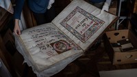 Di tengah proses pengemasan manuskrip dan buku-buku langka itu, pekerja sempat menunjukkan salah satu buku tua yang menjadi koleksi di museum tersebut.