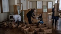 Pekerja dan sukarelawan Musem Nasional Andrey Sheptytsky menyimpan sejumlah benda bersejarah ke dalam kotak kardus ebagai persiapan keselamatan jika terjadi serangan di kota Lviv, Ukraina barat, Jumat, 4 Maret 2022.  