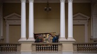Serangan Rusia menghancurkan sejumlah bangunan hingga rumah-rumah warga di Ukraina. Hal itu memicu kekhawatiran akan ancaman kerusakan benda-benda bersejarah yang ada di museum Ukraina.