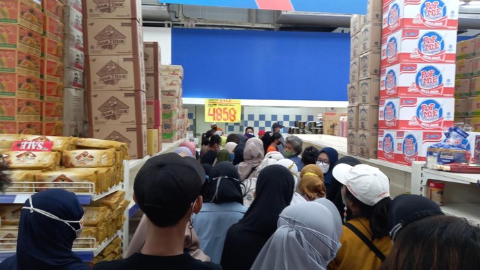 Antrean warga Tangsel untuk membeli minyak goreng di pasar swalayan