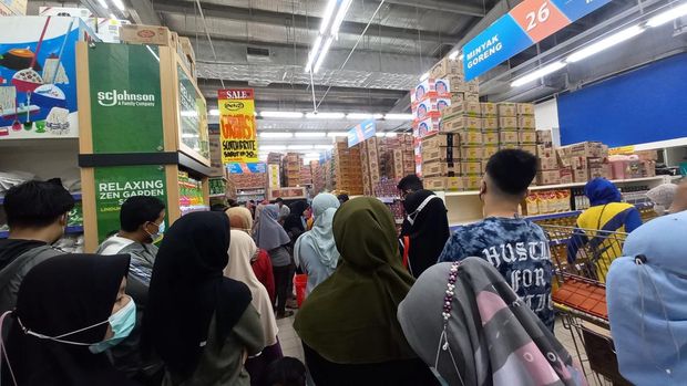 Antrean warga Tangsel untuk membeli minyak goreng di pasar swalayan