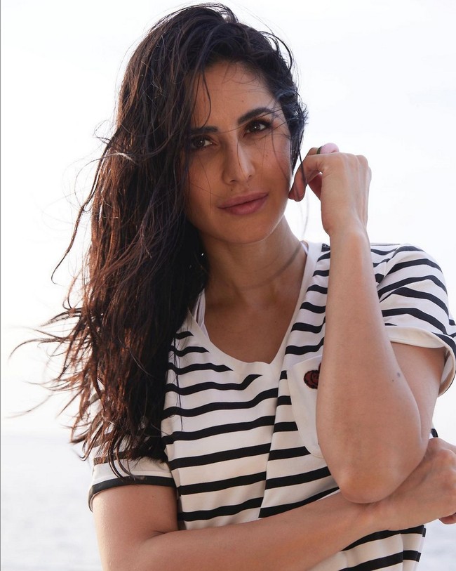 Kecantikan natural ditunjukkan Katrina Kaif saat berpose dengan rambut panjangnya yang basah. Foto: Instagram