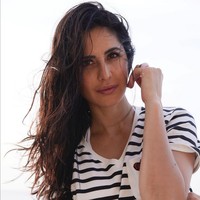 Kecantikan natural ditunjukkan Katrina Kaif saat berpose dengan rambut panjangnya yang basah. Foto: Instagram