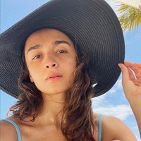 Santai di pantai, Alia Bhatt berjemur di bawah terik matahari tanpa makeup. Tak lupa topi lebar untuk melindungi kulitnya dari sinar UV. Foto: Instagram
