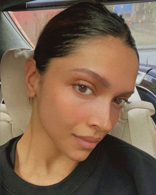 Deepika Padukone memamerkan wajah cantik alaminya yang berkeringat setelah olahraga. “Post workout glow,” tulisnya di caption foto Instagram. Foto: Instagram