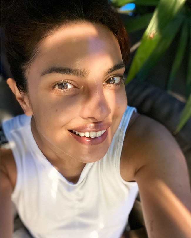 Hanya pakai pelembap, Priyanka Chopra tampil cantik dan segar di foto selfie. Foto: Instagram