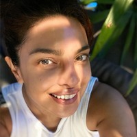 Hanya pakai pelembap, Priyanka Chopra tampil cantik dan segar di foto selfie. Foto: Instagram