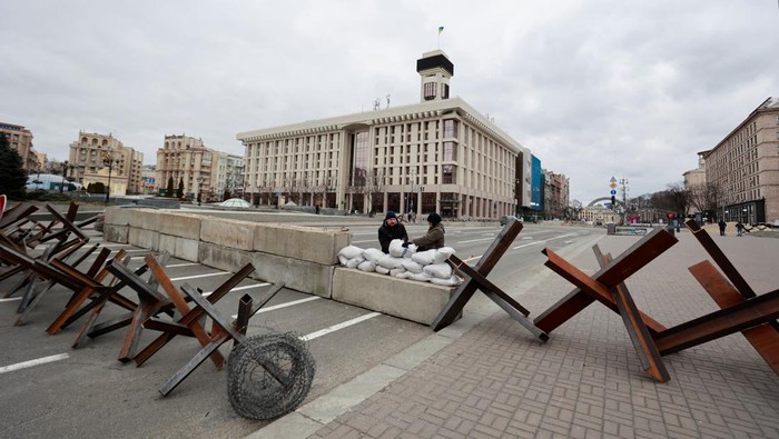 Ribuan warga mengungsi usai Rusia menginvasi Ukraina sejak 24 Februari 2022 lalu. Sebelas hari usai diinvasi Rusia, ibu kota Ukraina, Kyiv, tampak sepi.