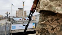 Tak banyak aktivitas terlihat di kawasan ibu kota Ukraina, Kyiv, sebelas hari usai diinvasi Rusia. REUTERS/Serhii Nuzhnenko.  