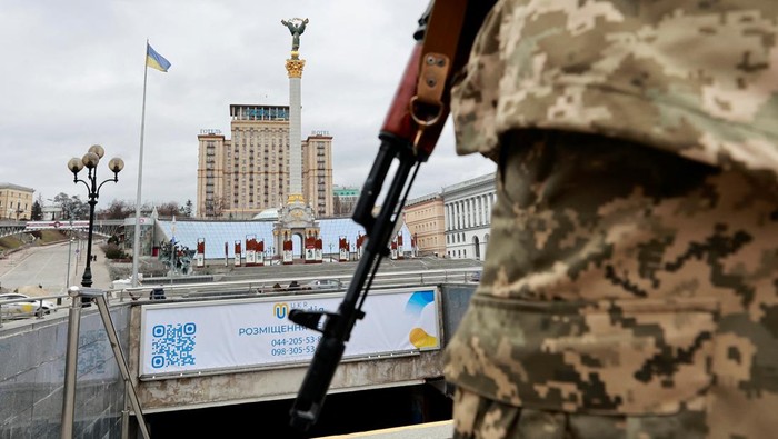 Ribuan warga mengungsi usai Rusia menginvasi Ukraina sejak 24 Februari 2022 lalu. Sebelas hari usai diinvasi Rusia, ibu kota Ukraina, Kyiv, tampak sepi.