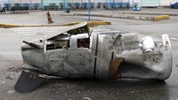 Penampakan sisa-sisa rudal yang tergeletak di jalan yang berada di distrik Vydubychi, Kyiv, Ukraina, Jumat (4/3/2022). AP Photo/Andriy Dubchak.