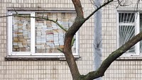 Sebuah jendela ditutup menggunakan buku-buku di kawasan Voskresenka yang berada di Kyiv, Ukraina. Lev Shevchenko via AP.  