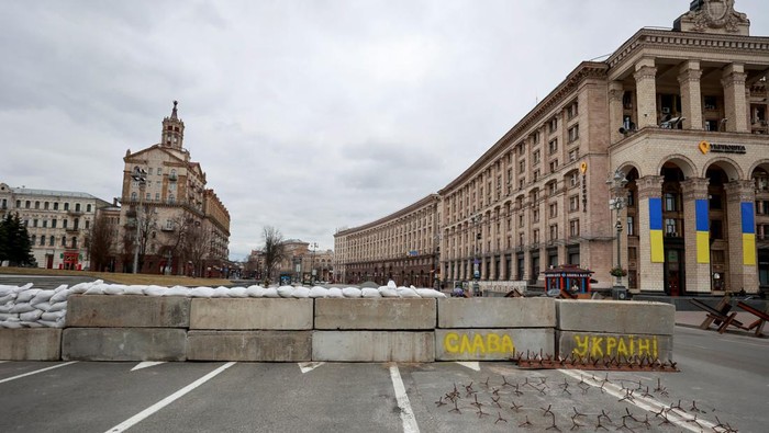 Ribuan warga mengungsi usai Rusia menginvasi Ukraina sejak 24 Februari 2022 lalu. Sebelas hari usai diinvasi Rusia, ibu kota Ukraina, Kyiv, tampak sepi.