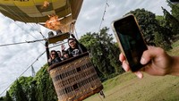 Saat terbang dengan balon udara, traveler bisa sambil menikmati panorama alam Gunung Tangkuban Perahu dan lanskap hijaunya.