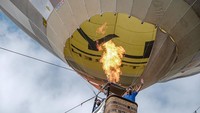 Ia juga titip kepada operator balon udara agar ke depan talinya bisa dilepas dan lokasi mendaratnya dapat ditentukan namun tetap menjunjung tinggi faktor keselamatan.