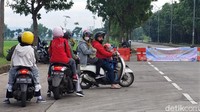 Pantauan detikJabar, Minggu (6/3/2022) sejumlah petugas Linmas dari Kelurahan Cisaranten Kidul melakukan penjagaan menuju pintu masuk kawasan GBLA. Sebuah spanduk penutupan, juga terpasang menuju kawasan GBLA. Para pengunjung yang berniat melakukan aktivitas olahraga pagi di kawasan tersebut berputar balik.