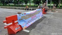 Salah satu petugas Linmas Ajat Sudrajat mengatakan, kawasan GBLA ditutup sementara. Ajat mengatakan penutupan ini dilakukan hingga Pukul 11.00 WIB.