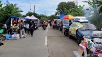 Meski kawasan GBLA ditutup, masih ada saja sejumlah pedagang yang berjualan di bahu jalan menuju GBLA.