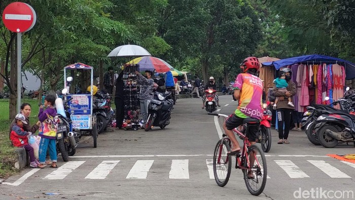 Kawasan pasar tumpah yang berada di sekitar Stadion GBLA, Kota Bandung, ditutup sementara. Penutupan dilakukan untuk cegah penyebaran virus Corona.