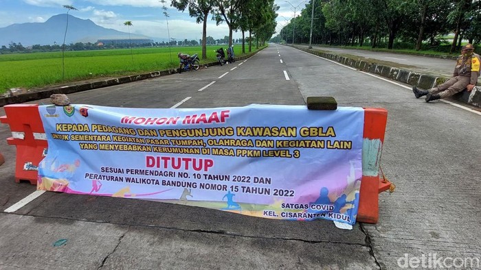 Bandung PPKM Level 3, Pasar Tumpah GBLA Ditutup Sementara Kawasan pasar tumpah yang berada di sekitar Stadion GBLA, Kota Bandung, ditutup sementara. Penutupan dilakukan untuk cegah penyebaran virus Corona.