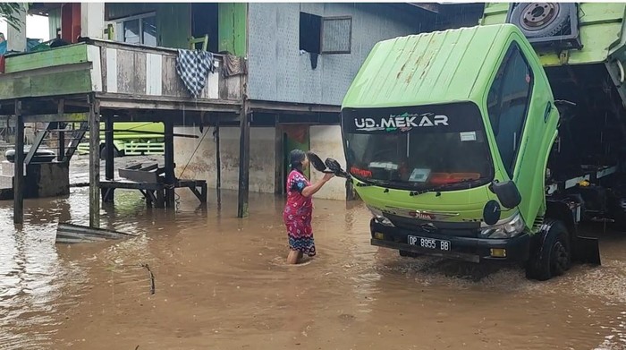 Banjir bandang terjang permukiman warga di Barru, Sulsel. (Hasrul/detikSulsel)