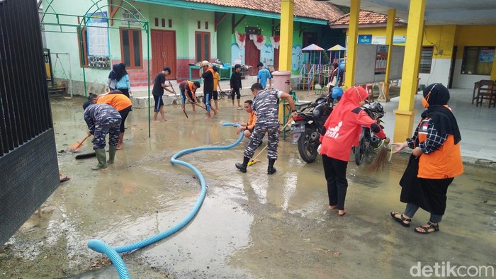 Banjir terjadi di Pamekasan pada Selasa (1/3). BPBD Pamekasan terus bergerak melakukan pemulihan fasilitas umum.