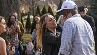Maria dan David menggelar acara pernikahan mereka di sebuah rumah di kawasan Oak Park, Illinois, AS, Sabtu (5/3/2022) waktu setempat. AP Photo/Matt Marton.