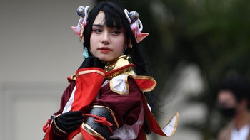 Penggiat hobi Cosplay mengenakan kostum karakter anime dalam ajang The Jakarta 17th Toys & Comics Fair 2022 di Balai Sudirman, Jakarta, Minggu (6/3/2022).