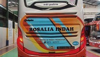 Bus terbaru PO Rosalia Indah ini menggunakan grafis terbaru. Grafis atau livery terbaru ini lebih tegas, dengan ciri khas garis-garis memanjang. Warna orange dan abu-abu mendominasi livery ini. Foto: Instagram @adiputro_official